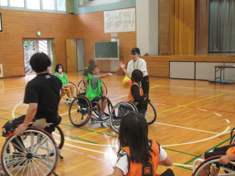 車いすバスケットボール出張授業の様子02